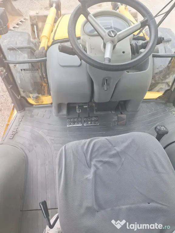Buldoexcavator Komatsu 93S5, an 2007, cupa multifuncționala, anvelope noi