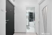 Garsonieră decomandată - Complet renovată - Parter –... 