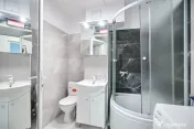 Garsonieră decomandată - Complet renovată - Parter –... 