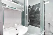 Garsonieră decomandată - Complet renovată - Parter –... 