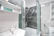 Garsonieră decomandată - Complet renovată - Parter –... 