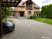 Casă premium P+E+M cu sistem fotovoltaic 15 kW, teren de 70