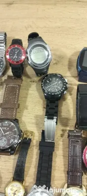 Ceasuri Quartz Netestate pentru piese unele dintre ele sunt funcționale prețul afișat este pentru tot lotul 72 Ceasuri 
