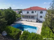 Domeniu privat 5.000 mp, cu reședință de 625 mp și pi...