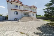 Domeniu privat 5.000 mp, cu reședință de 625 mp și pi...
