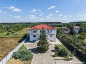 Domeniu privat 5.000 mp, cu reședință de 625 mp și pi...