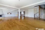 Domeniu privat 5.000 mp, cu reședință de 625 mp și pi... 