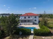 Domeniu privat 5.000 mp, cu reședință de 625 mp și pi...