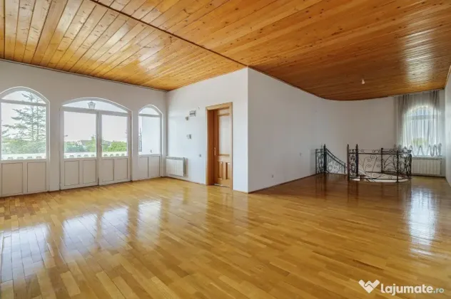 Domeniu privat 5.000 mp, cu reședință de 625 mp și pi...