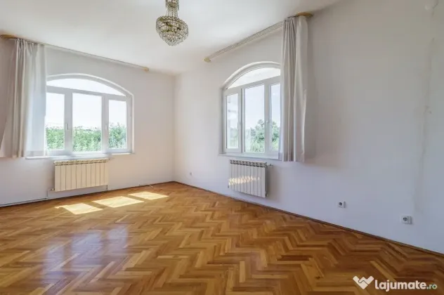Domeniu privat 5.000 mp, cu reședință de 625 mp și pi...