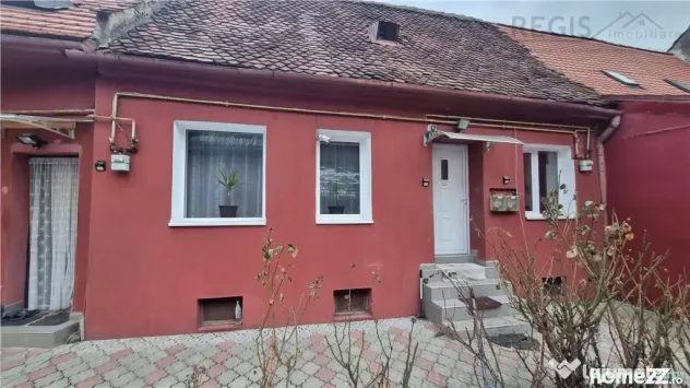 Studio la casa , zona strazii Lunga
