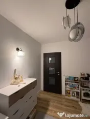 Apartament de vanzare semidecomandat ,3 camere 80 mp , zona