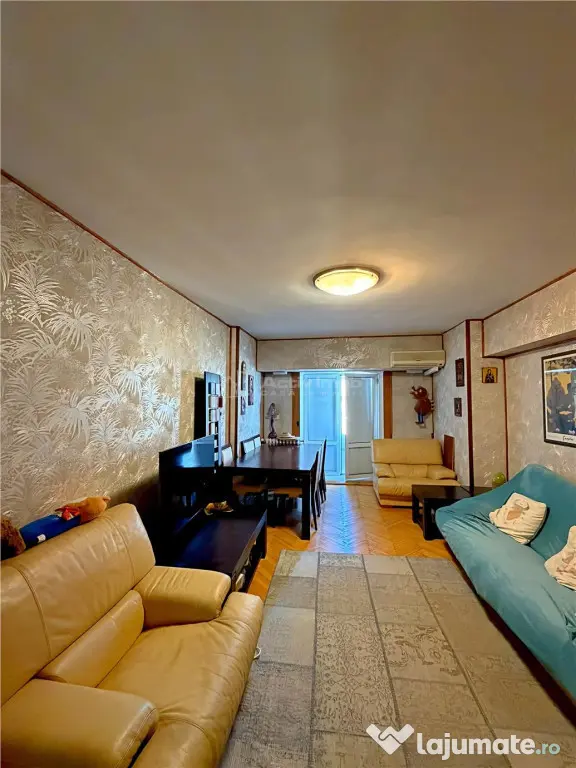 4 camere B-dul Decebal, stradal