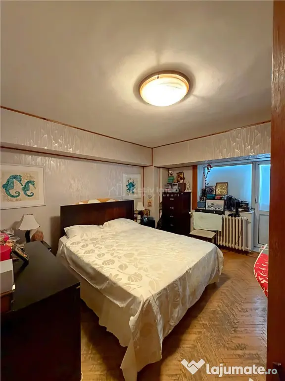 4 camere B-dul Decebal, stradal