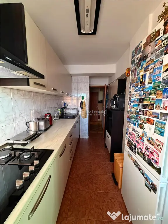 4 camere B-dul Decebal, stradal