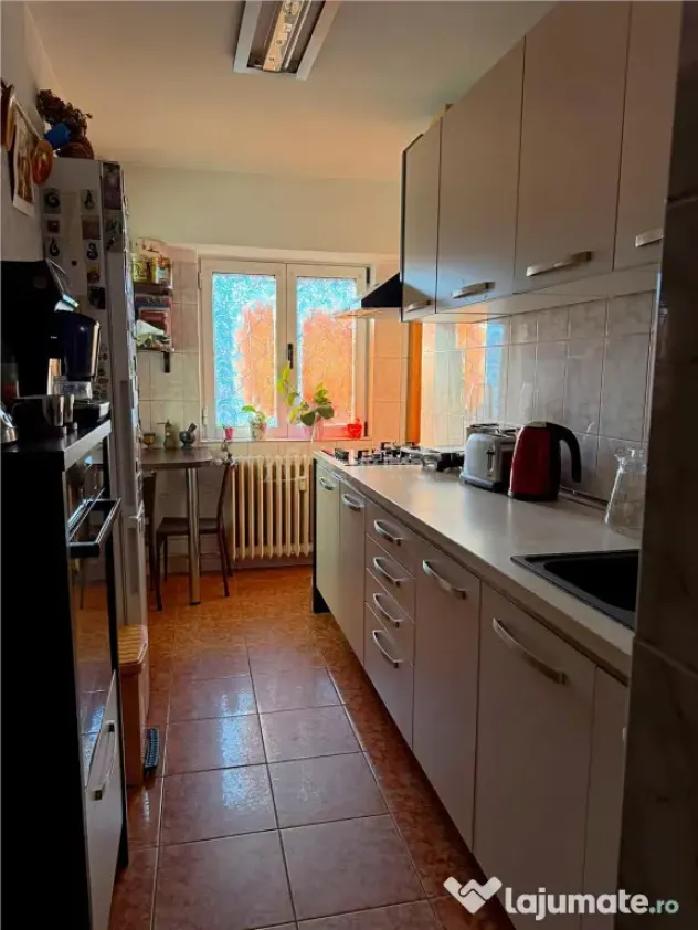 4 camere B-dul Decebal, stradal