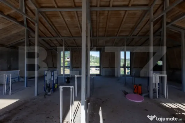Conac boieresc 11 camere, cramă, terasă închisă 200 mp,
