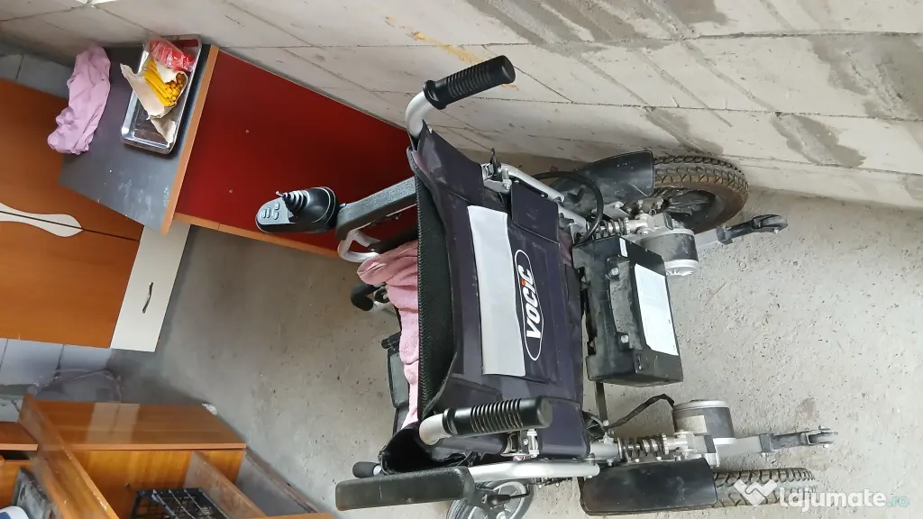Se vinde 2 cărucioare pentru persoane cu dezabilitati