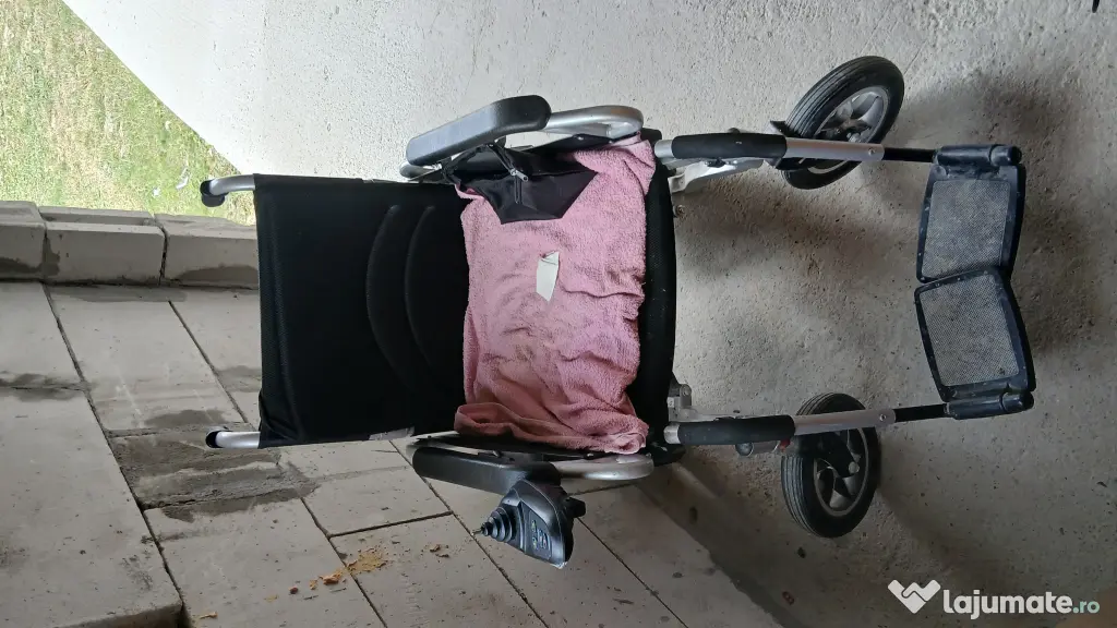 Se vinde 2 cărucioare pentru persoane cu dezabilitati