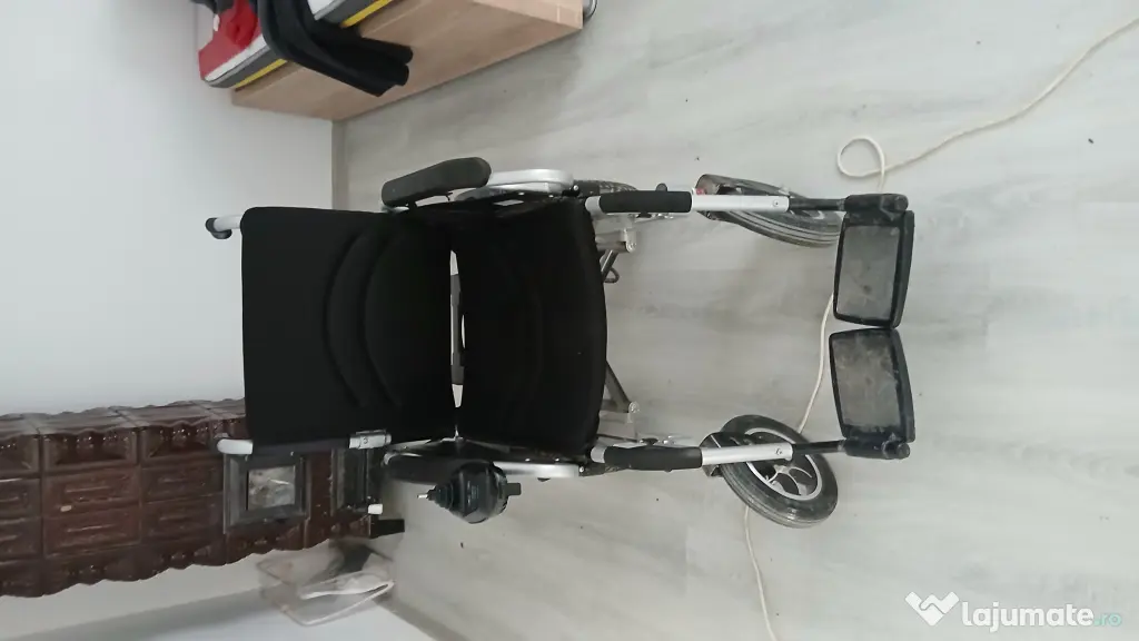 Se vinde 2 cărucioare pentru persoane cu dezabilitati