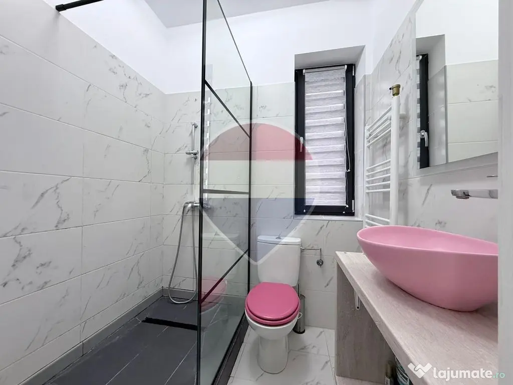 Vilă modernă de vânzare | 4 camere și terasă | Curte...