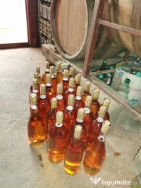 Vând vin si tuica prune naturala