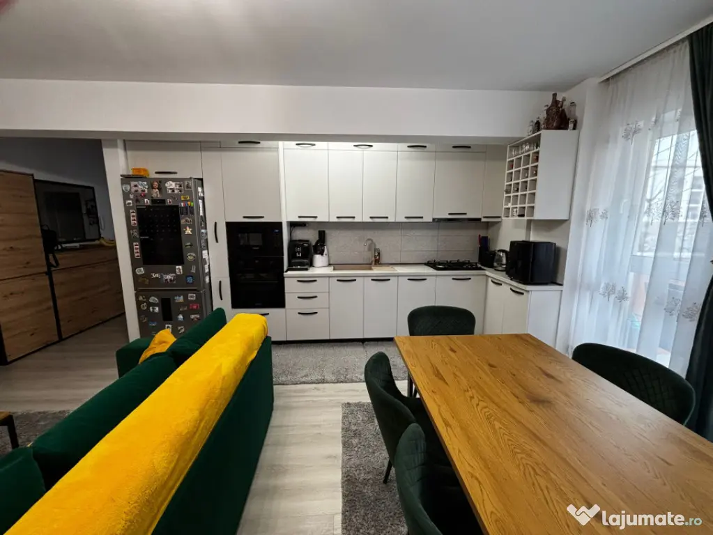 Vand apartament 3 camere 75mp,balcon 4mp,zona Eroilor
