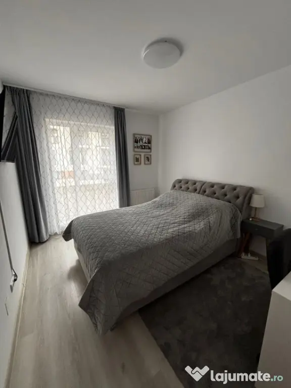 Vand apartament 3 camere 75mp,balcon 4mp,zona Eroilor