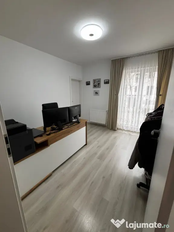 Vand apartament 3 camere 75mp,balcon 4mp,zona Eroilor