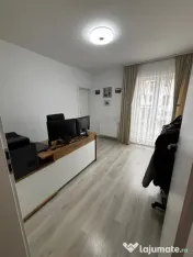 Vand apartament 3 camere 75mp,balcon 4mp,zona Eroilor