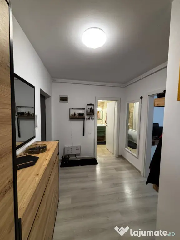 Vand apartament 3 camere 75mp,balcon 4mp,zona Eroilor