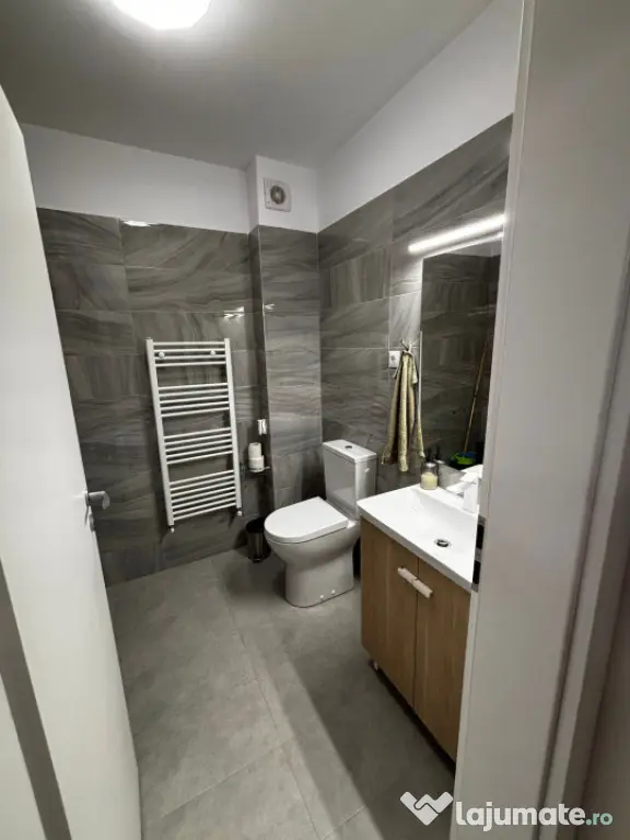 Vand apartament 3 camere 75mp,balcon 4mp,zona Eroilor