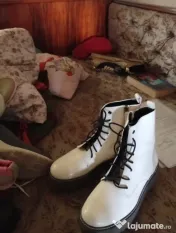 Vând botine înalte albe cu talpa inalta dama 