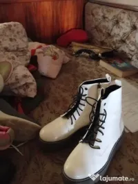Vând botine înalte albe cu talpa inalta dama