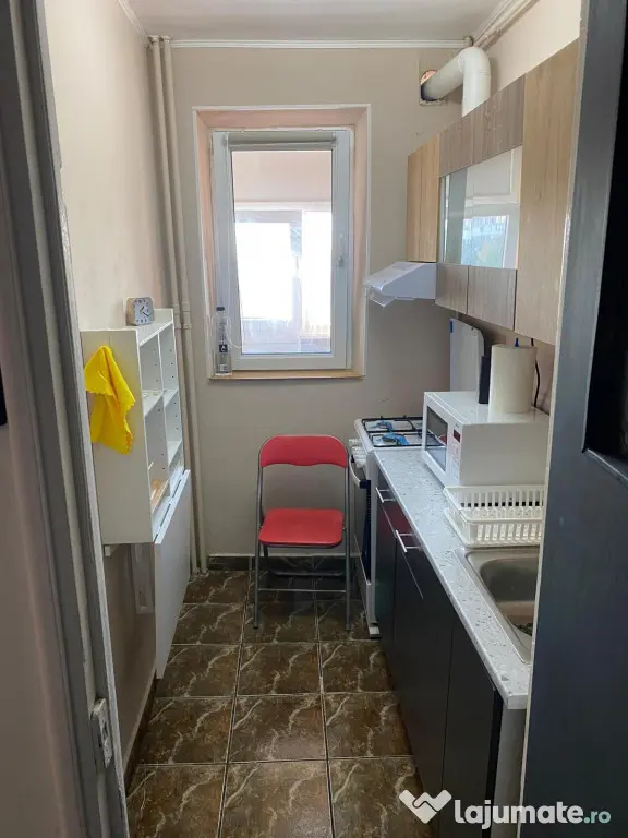 Închiriez apartament cu 3 camere