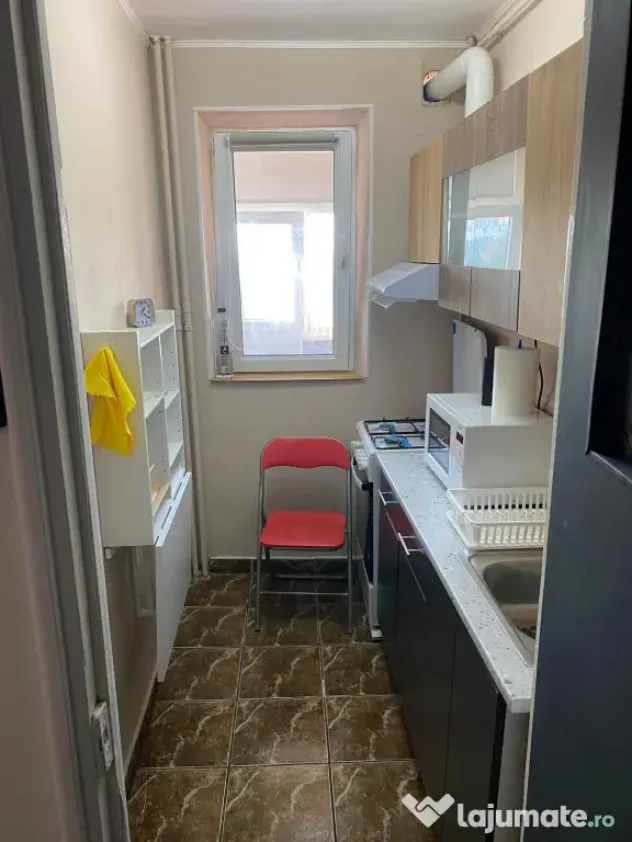Închiriez apartament cu 3 camere