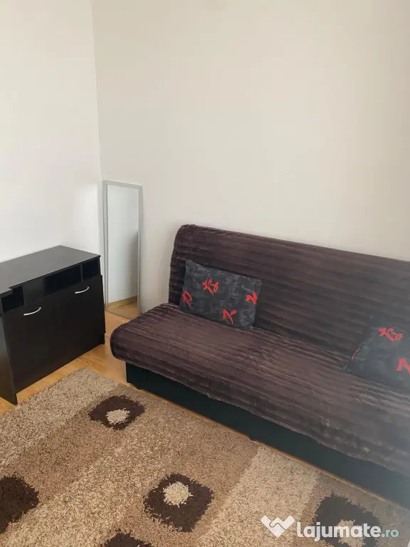 Închiriez apartament cu 3 camere
