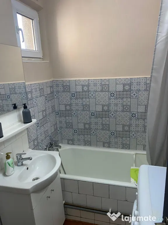 Închiriez apartament cu 3 camere