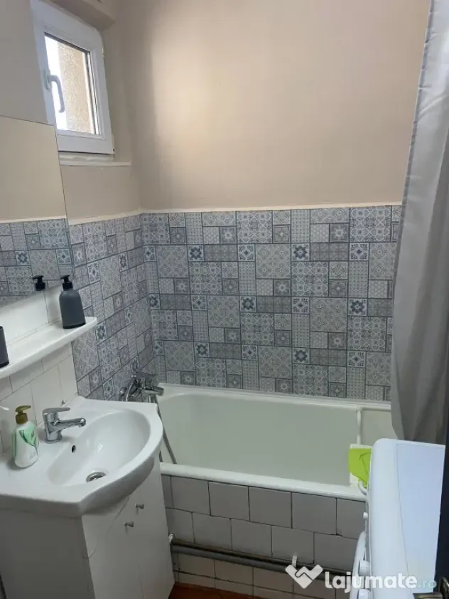 Închiriez apartament cu 3 camere