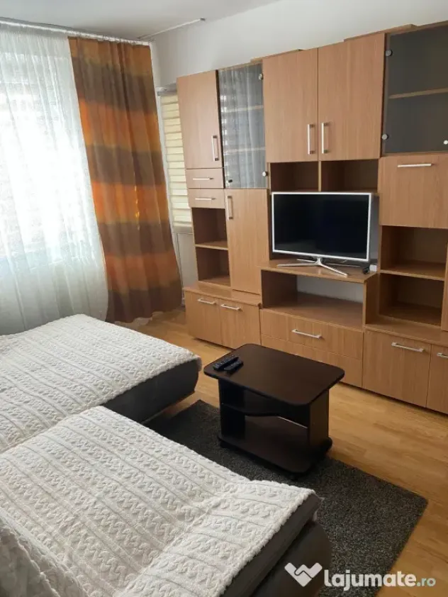 Închiriez apartament cu 3 camere