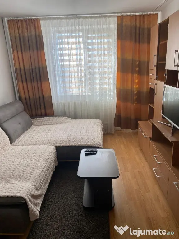 Închiriez apartament cu 3 camere
