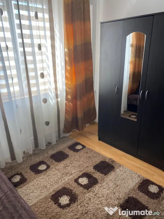 Închiriez apartament cu 3 camere