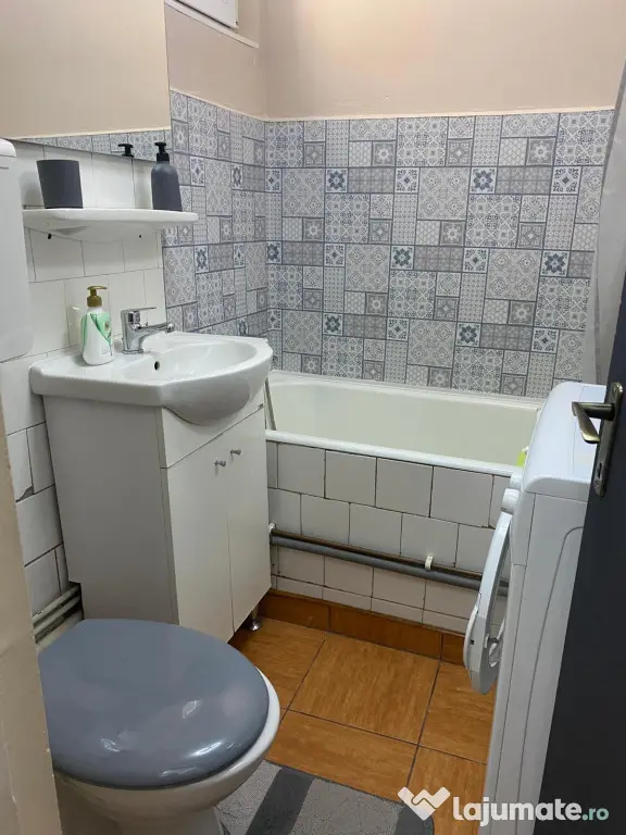 Închiriez apartament cu 3 camere