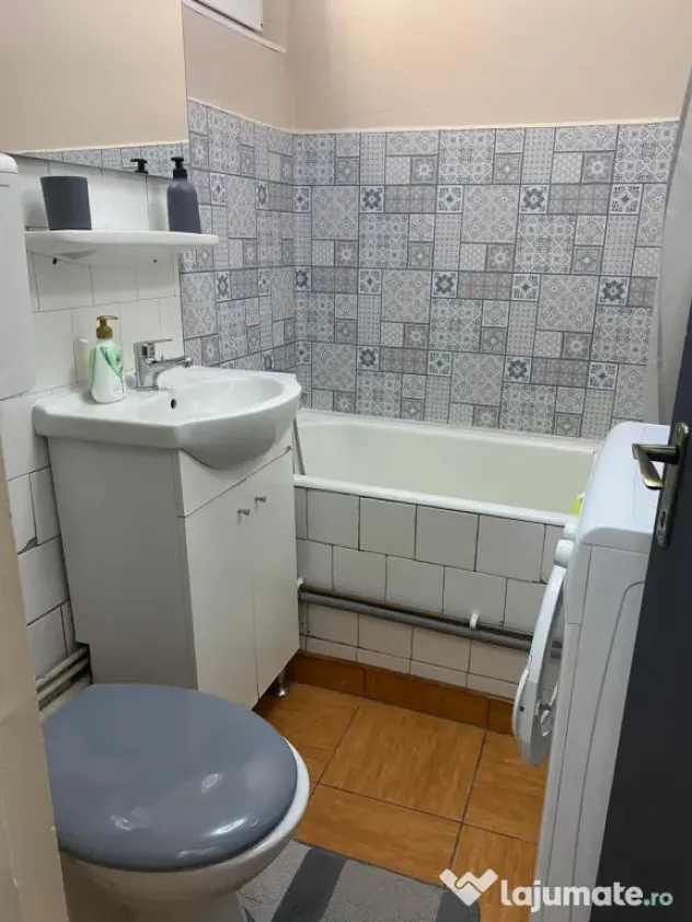 Închiriez apartament cu 3 camere