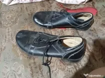Vând pantofi negri unisex