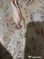 Vând colier cu model fluture roz 