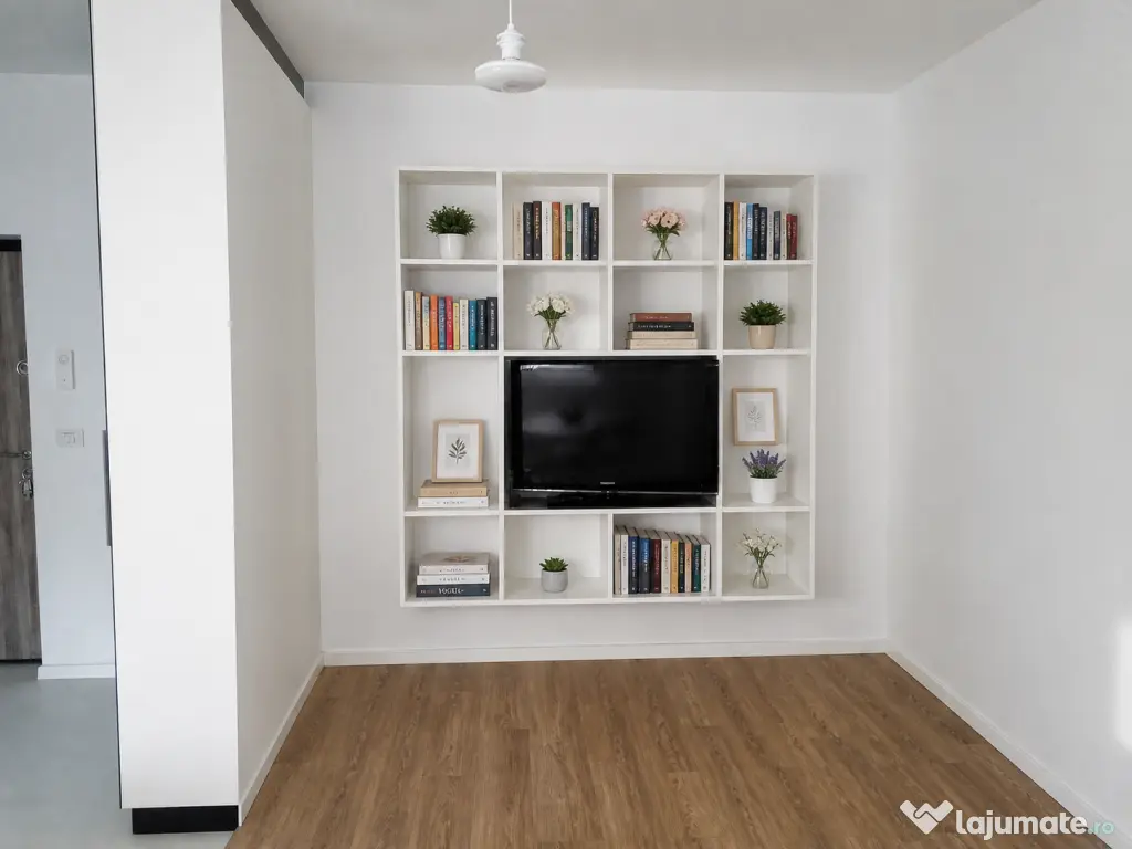 Bibliotecă albă suspendată, spațiu TV, spate PAL – 185 × 185 cm