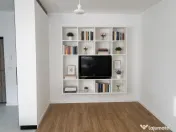 Bibliotecă albă suspendată, spațiu TV, spate PAL – 185 × 185 cm