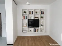 Bibliotecă albă suspendată, spațiu TV, spate PAL – 185 × 185 cm