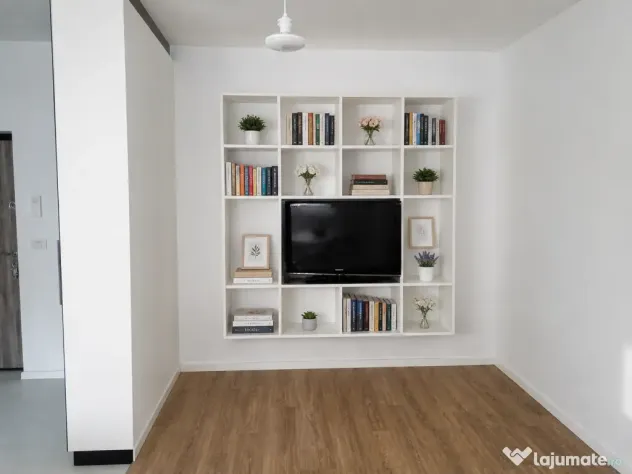 Bibliotecă albă suspendată, spațiu TV, spate PAL – 185 × 185 cm
